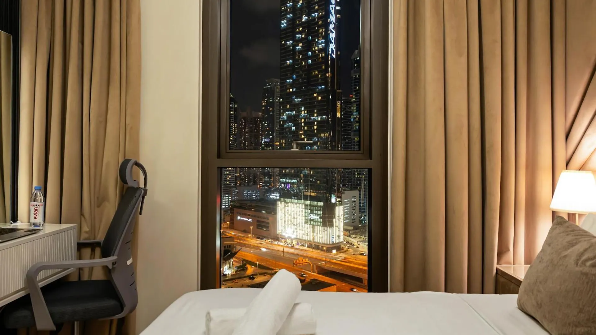 Apartment Stylish New 1Br Walk To Burj Khalifa & Dubai Mall