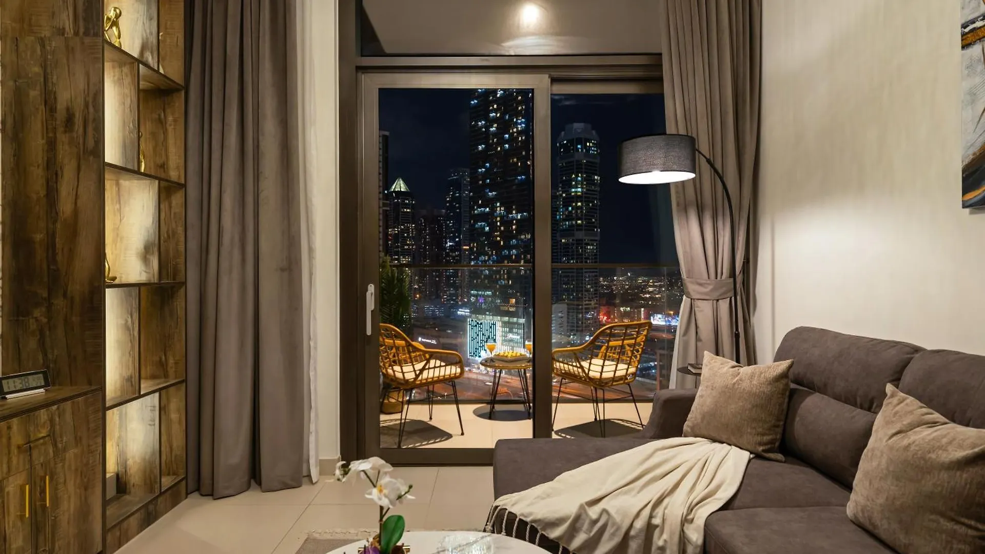 Apartment Stylish New 1Br Walk To Burj Khalifa & Dubai Mall